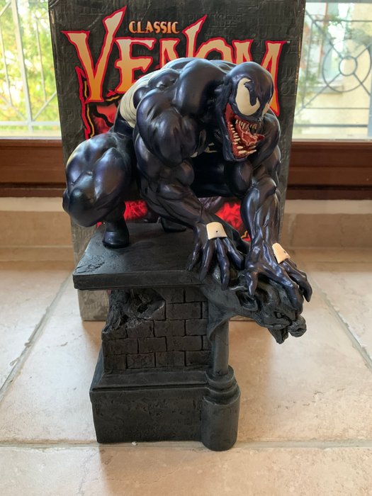 Statue, Venom full size statue - 12 in - Harpiks