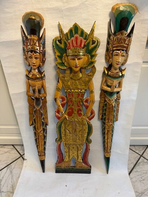 Tre træudskårne og håndmalede statuer, 95 cm - Bali - Indonesien  (Ingen mindstepris)