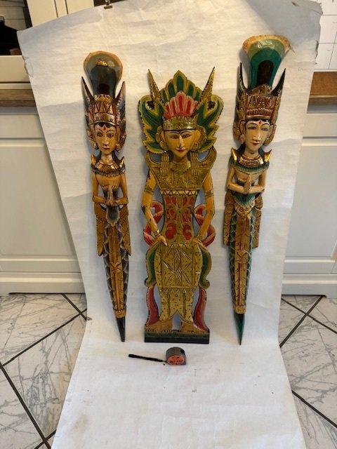 Tre træudskårne og håndmalede statuer, 95 cm - Bali - Indonesien  (Ingen mindstepris)