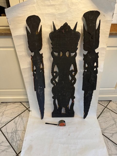 Tre træudskårne og håndmalede statuer, 95 cm - Bali - Indonesien  (Ingen mindstepris)