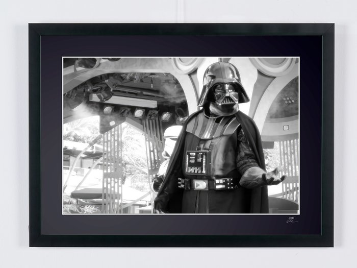 Star Wars : First Shot Of Darth Vader - Darth Vader (David Prowse) Star Wars : First Shot Of Darth - Fine Art Photography - Luxury Wooden Framed 70X50 cm - Limited Edition Nr 02 of 30 - Serial ID 60040 - Original Certificate (COA), Hologram Logo Editor and QR Code - 100% New items.