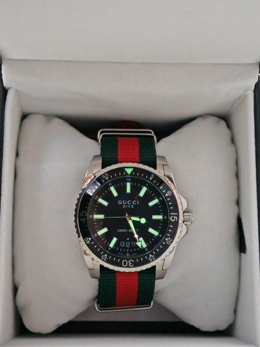 Gucci - Dive Green and red Nylon strap men's watch *NEW/NOS* - YA136206 - Mænd - 2024