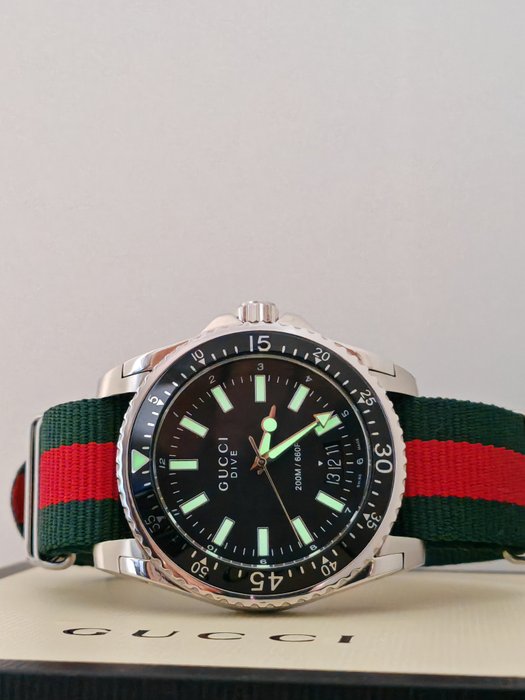 Gucci - Dive Green and red Nylon strap men's watch *NEW/NOS* - YA136206 - Mænd - 2024