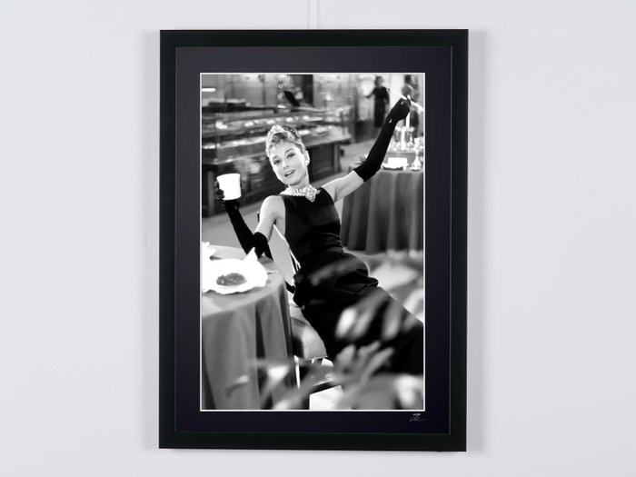 Breakfast At Tiffany's (1961) - Audrey Hepburn as "Holly Golightly" - Fine Art Photography - Luxury Wooden Framed 70X50 cm - Limited Edition Nr 02 of 30 - Serial ID 30293 - Original Certificate (COA), Hologram Logo Editor and QR Code - 100% New items.