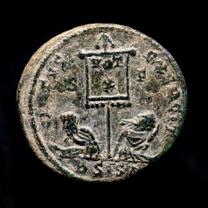 Romarriket. Crispus (AD 317-326). Follis Siscia mint. 316-326 AD. VIRTVS EXERCIT / BSIS✯ Vexillum inscribed VOT/X; bound captive to left and  (Ingen mindstepris)