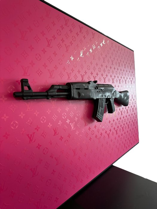 Daluxe Art - 1999 • Louis Vuitton gun · XXL