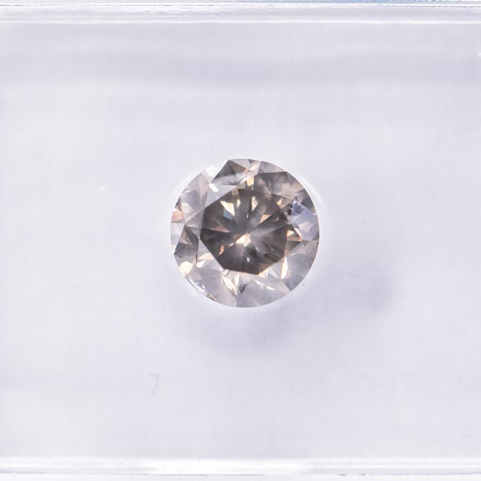 Ingen mindstepris - 1 pcs Diamant  (Naturfarvet)  - 0.61 ct - Rund - Fancy Brunlig, Grå Gul - I1 - International Gemological Institute (IGI)