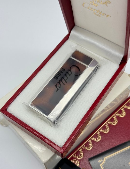 Cartier - Les Must Pentagon Onyx - Brown Laquer Silver Plated 80's *with box  documents* - Lighter - Kinesisk lak, forsølvet