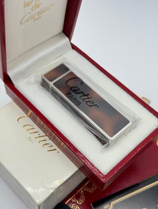 Cartier - Les Must Pentagon Onyx - Brown Laquer Silver Plated 80's *with box  documents* - Lighter - Kinesisk lak, forsølvet