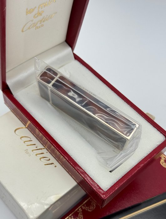 Cartier - Les Must Pentagon Onyx - Brown Laquer Silver Plated 80's *with box  documents* - Lighter - Kinesisk lak, forsølvet