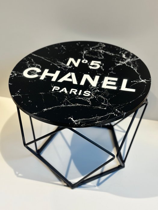 Rob VanMore - Tea-Time on Chanel Table - ø50cm