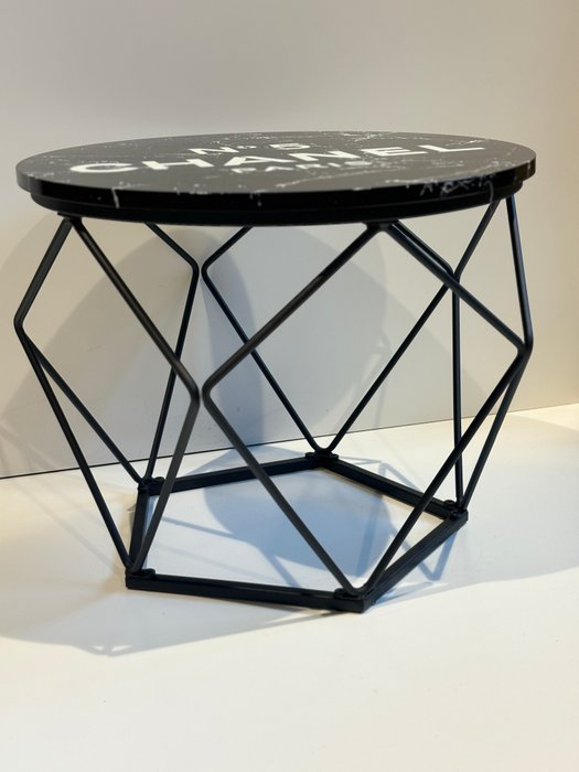 Rob VanMore - Tea-Time on Chanel Table - ø50cm