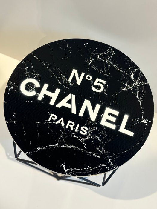 Rob VanMore - Tea-Time on Chanel Table - ø50cm