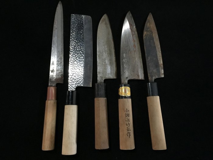 Set of 5 / Japanese Vintage Kitchen Knife / 柳刃 YANAGIBA 菜切 NAKIRI 出刃 DEBA 三得 SANTOKU - Bordkniv (5) - Stål Træ