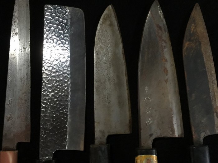 Set of 5 / Japanese Vintage Kitchen Knife / 柳刃 YANAGIBA 菜切 NAKIRI 出刃 DEBA 三得 SANTOKU - Bordkniv (5) - Stål Træ