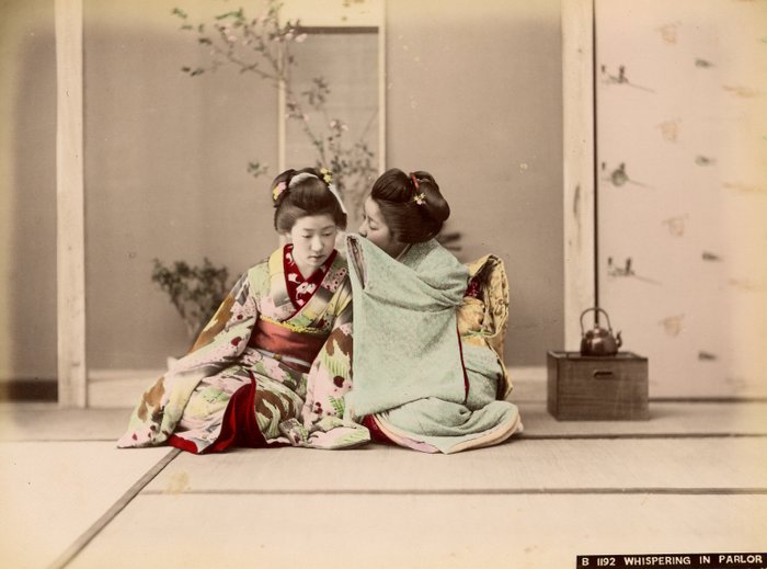 Kusakabe Kimbei, Farsari et divers Yokohama School - "Whispering in parlor"