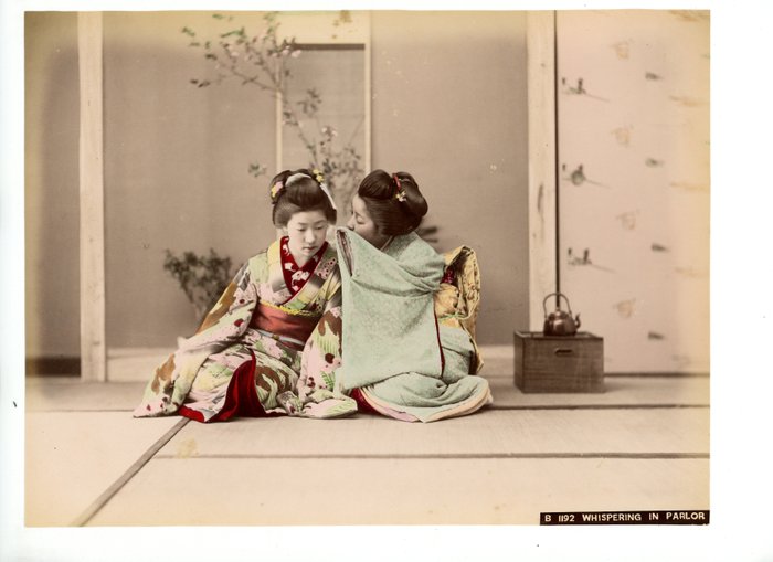 Kusakabe Kimbei, Farsari et divers Yokohama School - "Whispering in parlor"