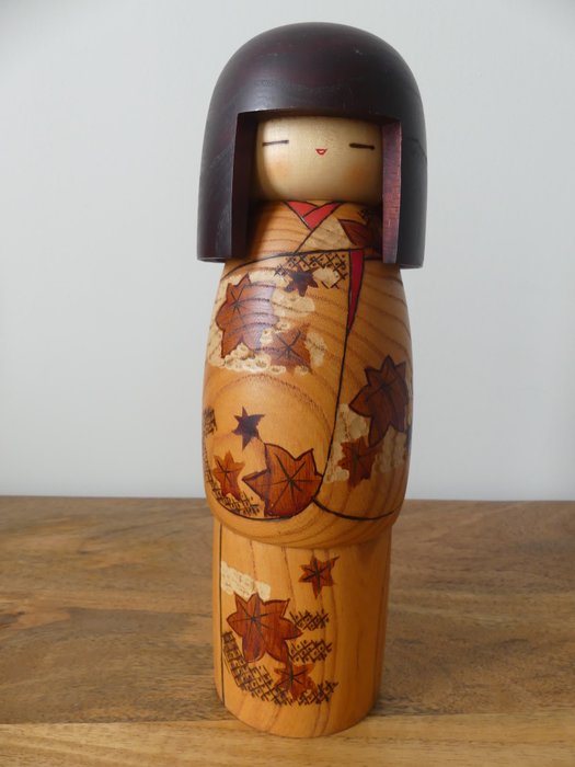 En vintage kokeshi i efterårsfarver, 30,3 cm - Træ - Uchida Shinichiro - Japan - Shōwa-periode (1926-1989)