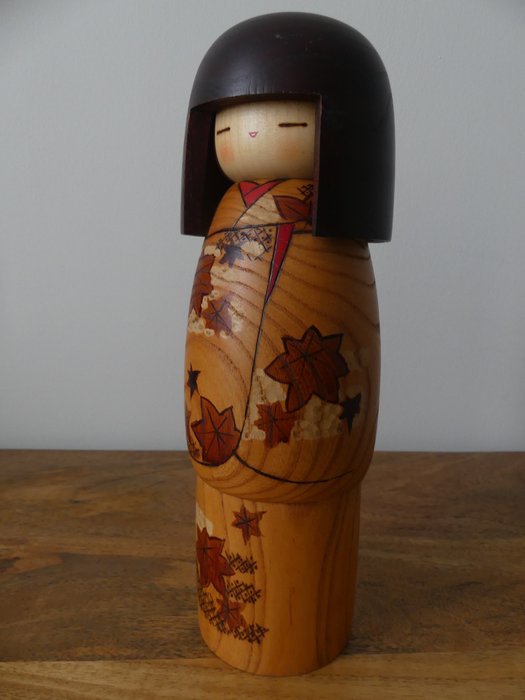 En vintage kokeshi i efterårsfarver, 30,3 cm - Træ - Uchida Shinichiro - Japan - Shōwa-periode (1926-1989)