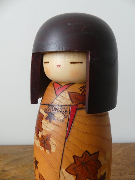 En vintage kokeshi i efterårsfarver, 30,3 cm - Træ - Uchida Shinichiro - Japan - Shōwa-periode (1926-1989)