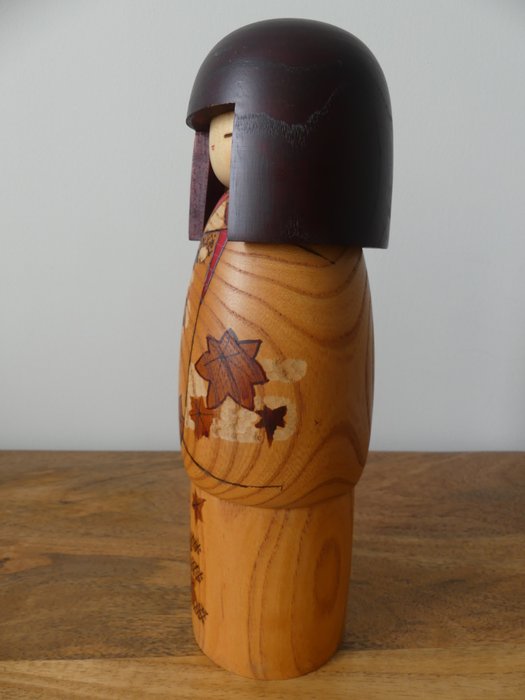 En vintage kokeshi i efterårsfarver, 30,3 cm - Træ - Uchida Shinichiro - Japan - Shōwa-periode (1926-1989)