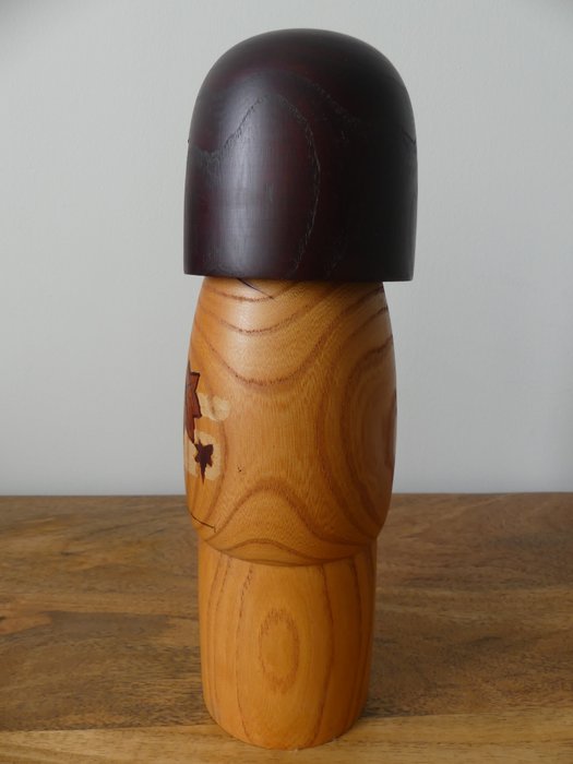 En vintage kokeshi i efterårsfarver, 30,3 cm - Træ - Uchida Shinichiro - Japan - Shōwa-periode (1926-1989)