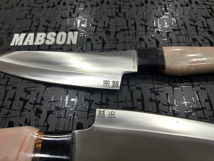 Bunka - Køkkenkniv - Chef's knife -  Hamrede special D2 stål japanske kokkeknive - Ergonomisk perlefarve og sort marmoreret harpikshåndtag - Japan