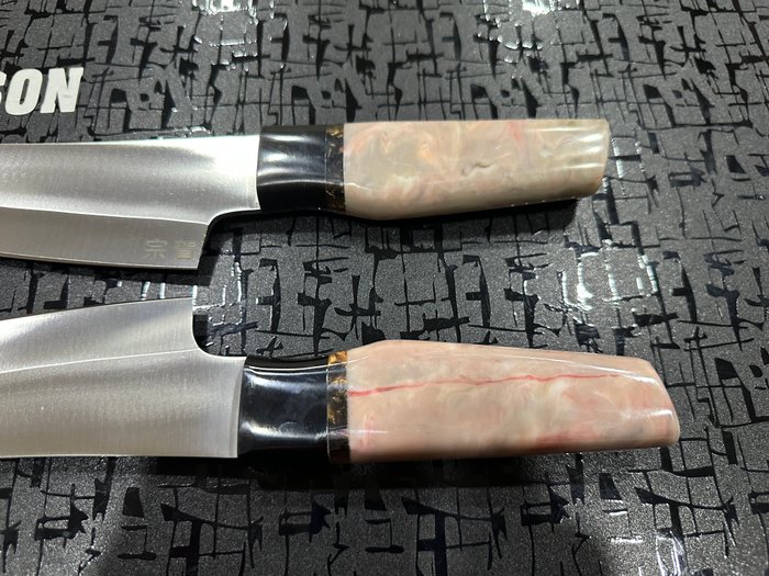 Bunka - Køkkenkniv - Chef's knife -  Hamrede special D2 stål japanske kokkeknive - Ergonomisk perlefarve og sort marmoreret harpikshåndtag - Japan