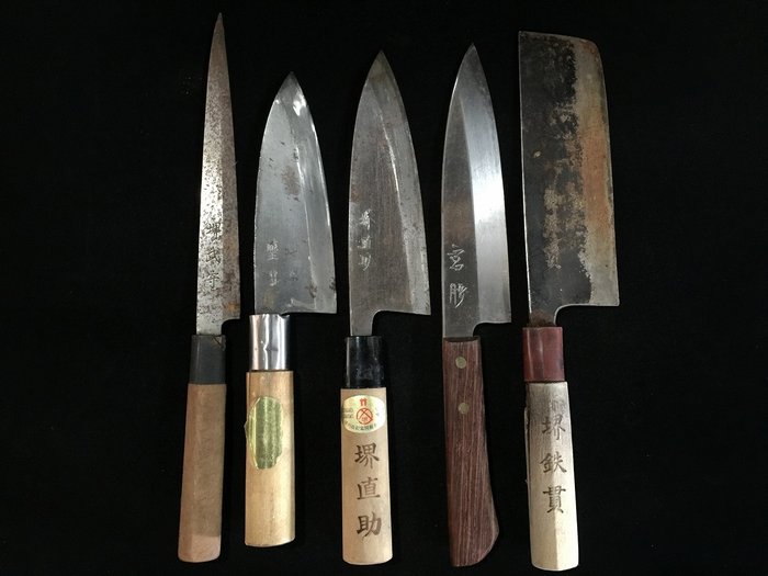 Set of 5 / Japanese Vintage Kitchen Knife / 柳刃 YANAGIBA 菜切 NAKIRI 出刃 DEBA 三得 SANTOKU - Bordkniv (5) - Stål Træ