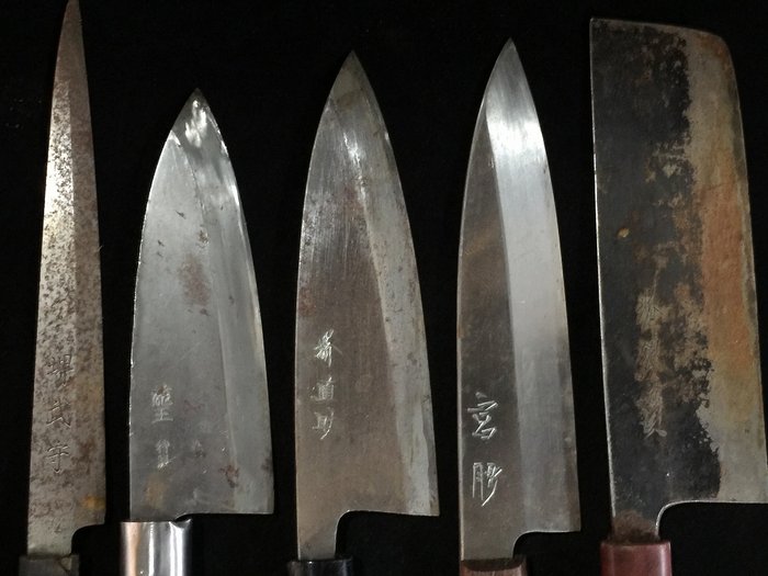 Set of 5 / Japanese Vintage Kitchen Knife / 柳刃 YANAGIBA 菜切 NAKIRI 出刃 DEBA 三得 SANTOKU - Bordkniv (5) - Stål Træ