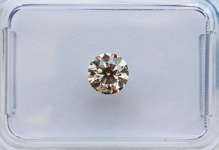 Ingen mindstepris - 1 pcs Diamant  (Naturfarvet)  - 050 ct - Rund - Fancy light Brun - SI2 - International Gemological Institute (IGI)