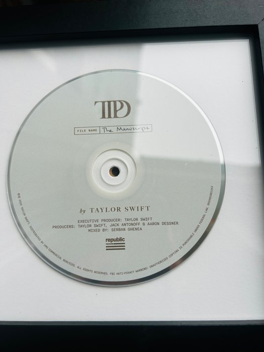 Taylor Swift - Cd, Signeret "The Manuscript" Taylor Swift Photo + CD, JSA COA - 2024