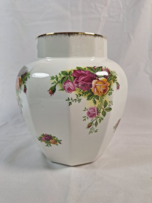 Royal Albert - Vase  - Fajance, Fint benporcelæn - "Gamle landroser"