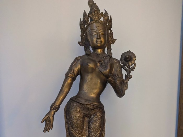 Statue, Prachtige staande Tara, vrouwelijke Boeddhistische godheid van verlichtende wijsheid en medeleven - 73 cm - Bronze