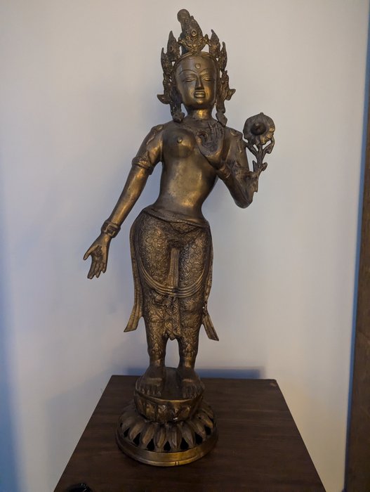 Statue, Prachtige staande Tara, vrouwelijke Boeddhistische godheid van verlichtende wijsheid en medeleven - 73 cm - Bronze