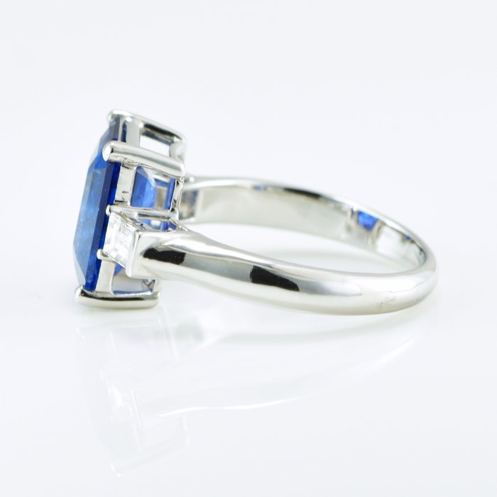 Ring Platin -  4.72ct. tw. Safir - Diamant - Intens blå safir