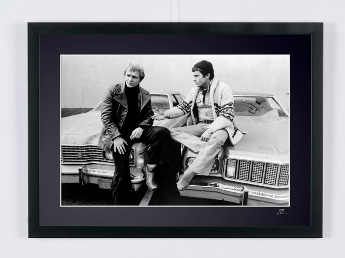 STARSKY AND HUTCH, 1975 - David Soul, Paul Michael Glaser - Fine Art Photography - Luxury Wooden Framed 70X50 cm - Limited Edition Nr 02 of 30 - Serial ID 16929 - Original Certificate (COA), Hologram Logo Editor and QR Code - 100% New items.