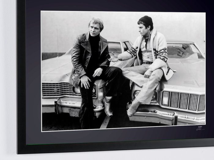 STARSKY AND HUTCH, 1975 - David Soul, Paul Michael Glaser - Fine Art Photography - Luxury Wooden Framed 70X50 cm - Limited Edition Nr 02 of 30 - Serial ID 16929 - Original Certificate (COA), Hologram Logo Editor and QR Code - 100% New items.