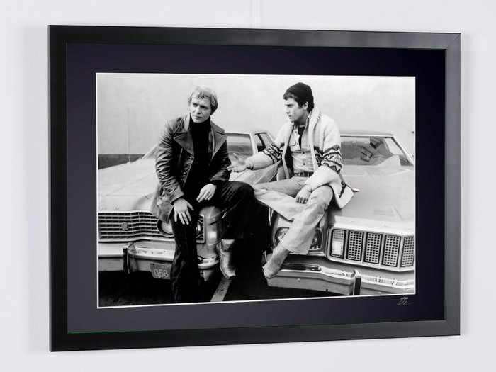 STARSKY AND HUTCH, 1975 - David Soul, Paul Michael Glaser - Fine Art Photography - Luxury Wooden Framed 70X50 cm - Limited Edition Nr 02 of 30 - Serial ID 16929 - Original Certificate (COA), Hologram Logo Editor and QR Code - 100% New items.