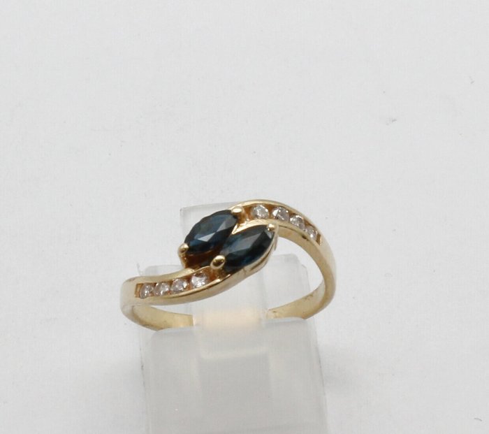 Ingen mindstepris - Ring - 18 kraat Gulguld Safir - Diamant