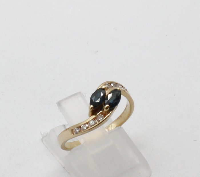 Ingen mindstepris - Ring - 18 kraat Gulguld Safir - Diamant