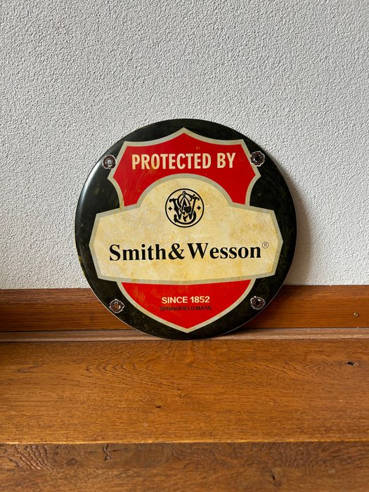 SINCE 1852 SPRINGFIELD.MASS. - PROTECTED BY SMITH  WESSON - Emaljeskilt - Billboard - Emalje, Metal