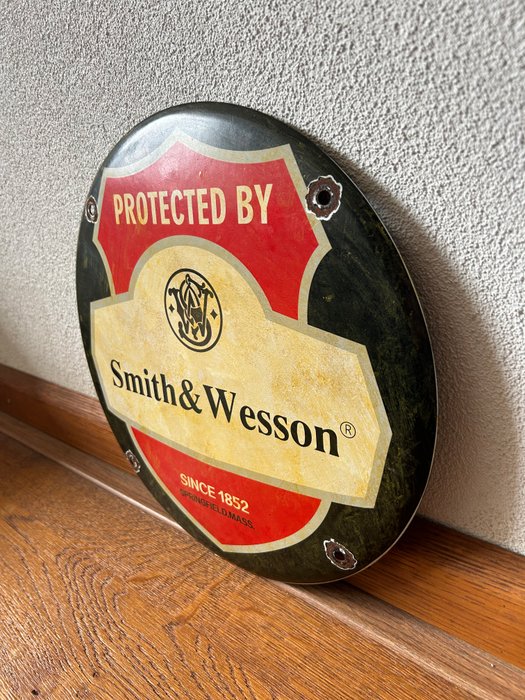 SINCE 1852 SPRINGFIELD.MASS. - PROTECTED BY SMITH  WESSON - Emaljeskilt - Billboard - Emalje, Metal