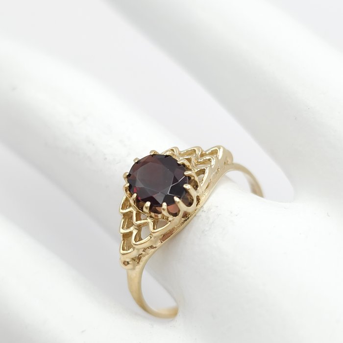 Ingen mindstepris - Forlovelsesring - 9 kt. Gulguld, 9 karat 375 guld, London, 1980 -  1.50ct. tw. Granat - Victoriansk inspireret