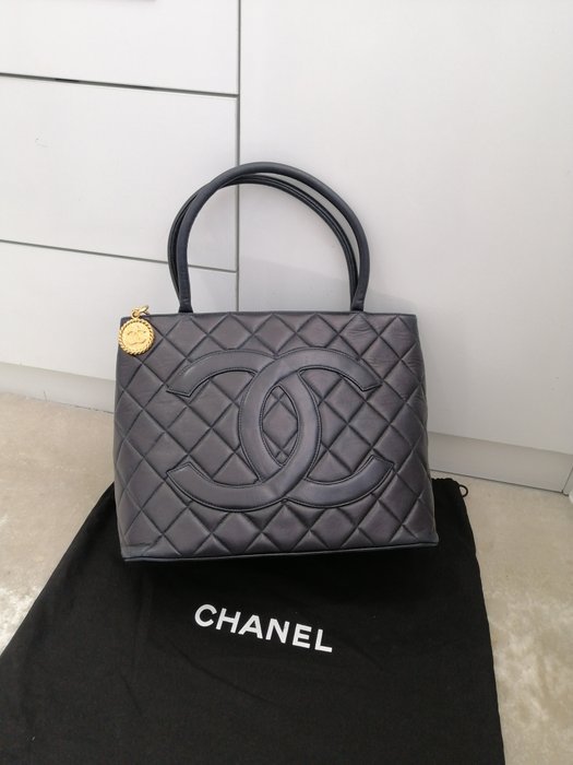 Chanel - Medaillon - Skuldertaske