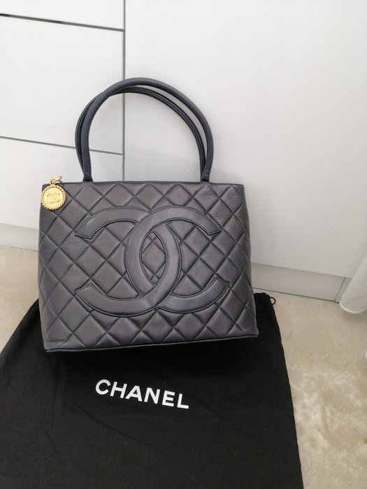 Chanel - Medaillon - Skuldertaske