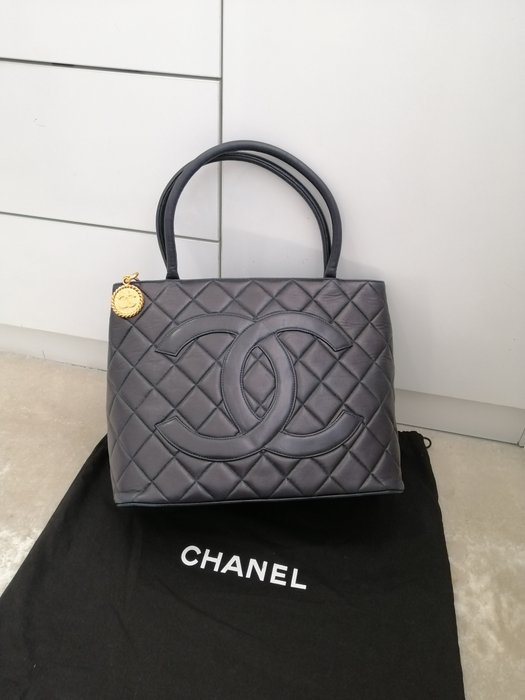 Chanel - Medaillon - Skuldertaske