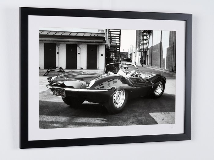 Steve McQueen's in a 1956 Jaguar XKSS - Fine Art Photography - Luxury Wooden Framed 70X50 cm - Limited Edition Nr 03 of 30 - Serial ID 17063 - Original Certificate (COA), Hologram Logo Editor and QR Code - 100% New items.