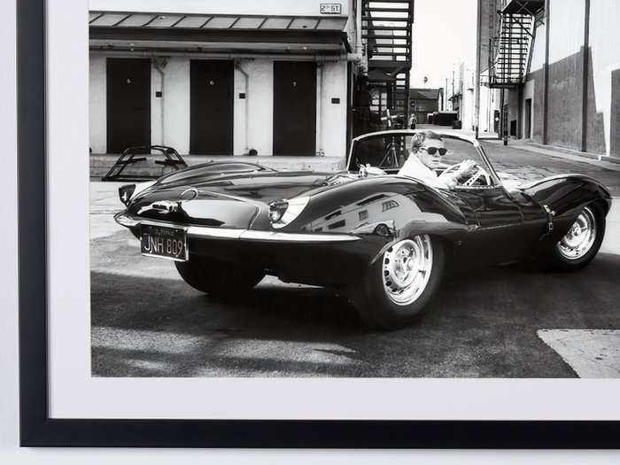 Steve McQueen's in a 1956 Jaguar XKSS - Fine Art Photography - Luxury Wooden Framed 70X50 cm - Limited Edition Nr 03 of 30 - Serial ID 17063 - Original Certificate (COA), Hologram Logo Editor and QR Code - 100% New items.