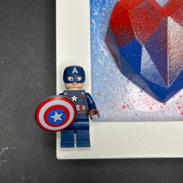 Miniature figur - “CAPITAN AMERICA: Mission Planet Heart” - Minifigure LEGO - Gips Træ